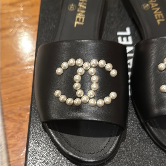 CHANEL Black leather pearl sandals mules 7 new box - Picture 3 of 10